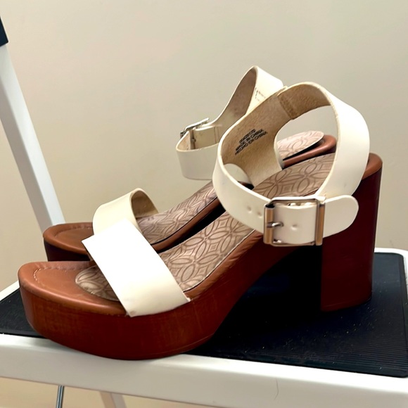 Forever 21 faux wood sandals - Picture 1 of 2